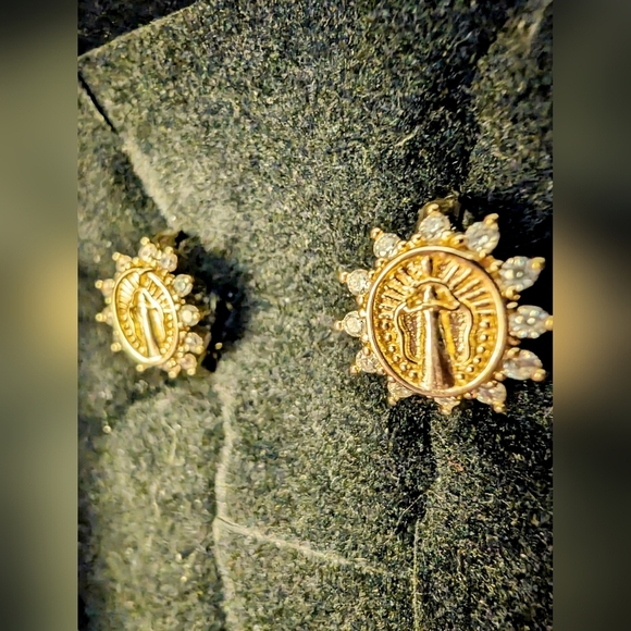 💥 18K Gold Plated Virgin Mary Earrings with Crystal CZ – Elegant & Timeles… - Picture 2 of 10